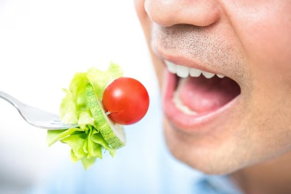 تغذیه مناسب هنگام چرک‌کردن دندان